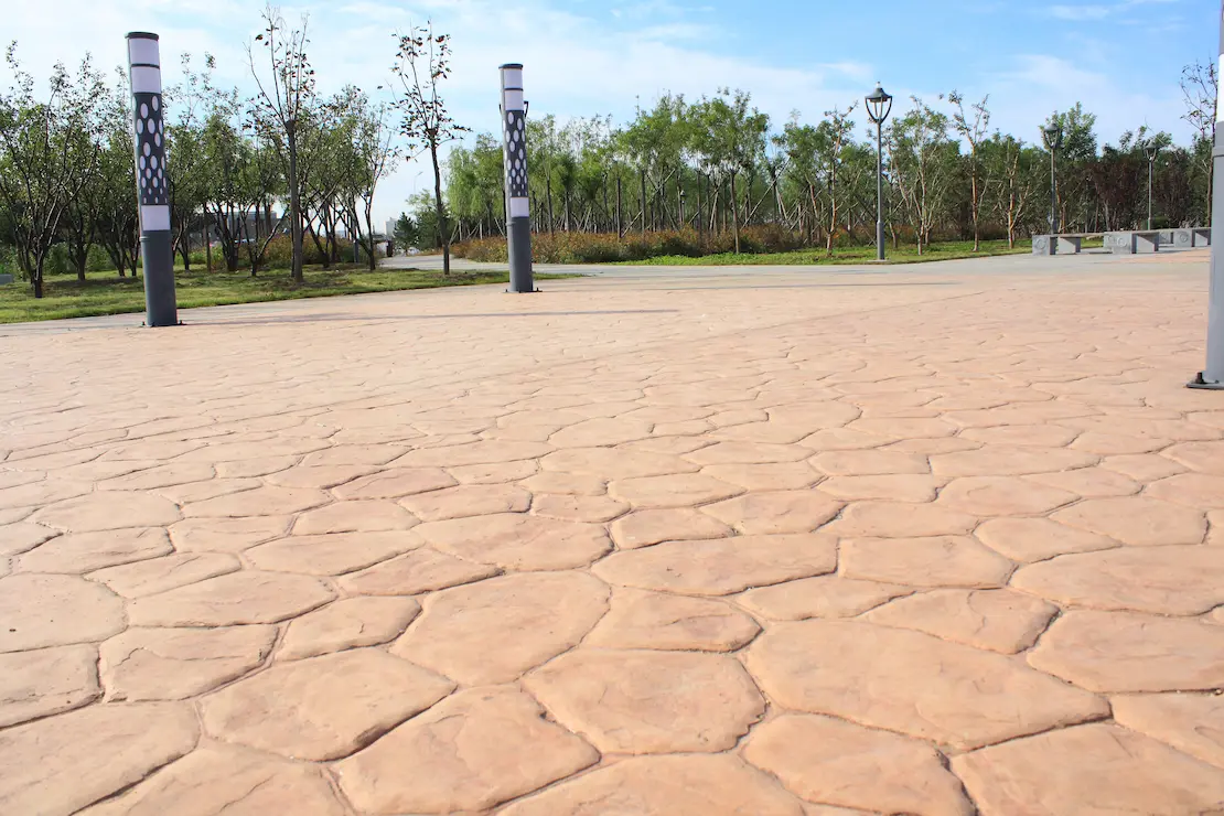 Zona de relax de una universidad con pavimento de hormigón impreso